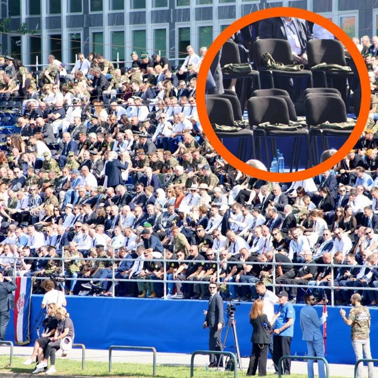 Što je u poklon-vrećicama koje su dobili gledatelji mimohoda na tribinama?