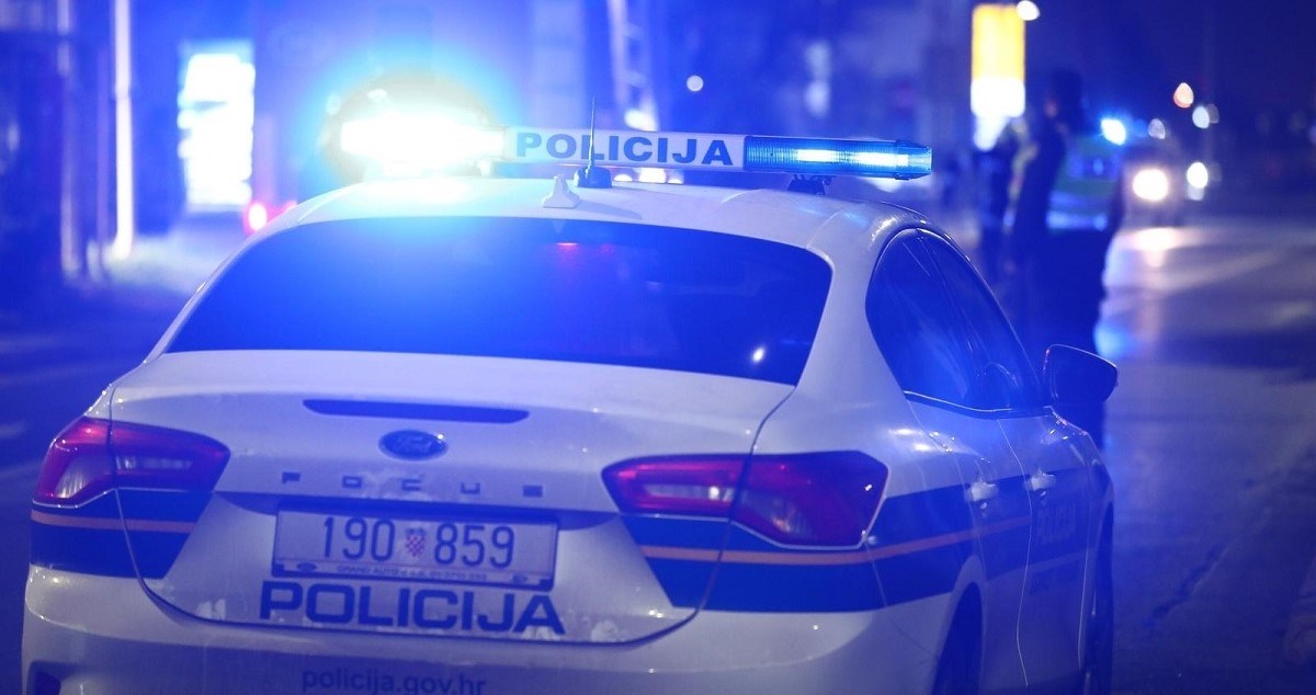 Teška nesreća kod Sinja, sudarili se automobil i motor. Vozač motora poginuo