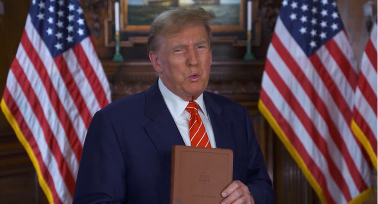 Trump reklamira američku Bibliju koja se prodaje za 59.99 dolara