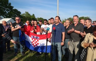 FOTO U Zagrebu zapaljeni Trnjanski kresovi. Došao Peternel, odigrao ulogu desničara