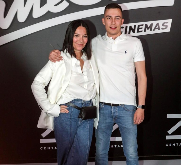 Daniela Trbović snimljena sa sinom Lovrom s kojim se rijetko pojavljuje u javnosti