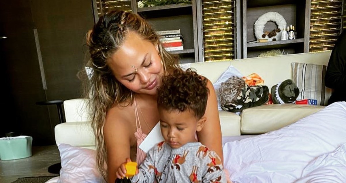 Izazvala lavinu reakcija: Chrissy Teigen pozirala u toplesu, a sin joj upao u fotku