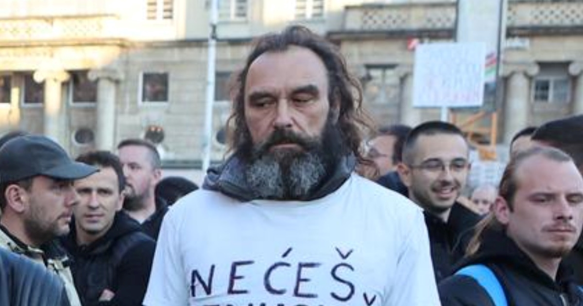 Ljudi komentiraju natpis na majici ovog tipa s prosvjeda: U školi došao do akuzativa