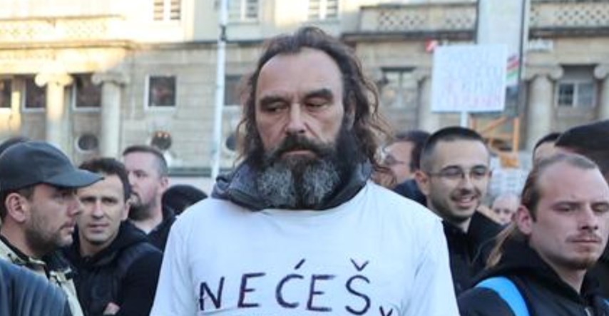 Ljudi komentiraju natpis na majici ovog tipa s prosvjeda: U školi došao do akuzativa