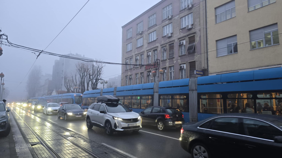Zastoj tramvaja u jednoj od prometnijih ulica u Zagrebu