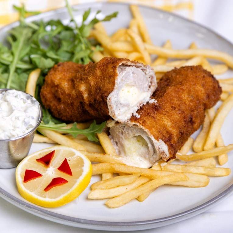 Karađorđeva šnicla, tradicionalni specijalitet koji obožavaju svi u Srbiji