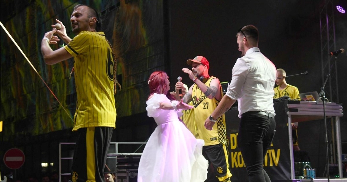 Mladenci zaplesali s Dubiozom na pozornici bjelovarske Terezijane