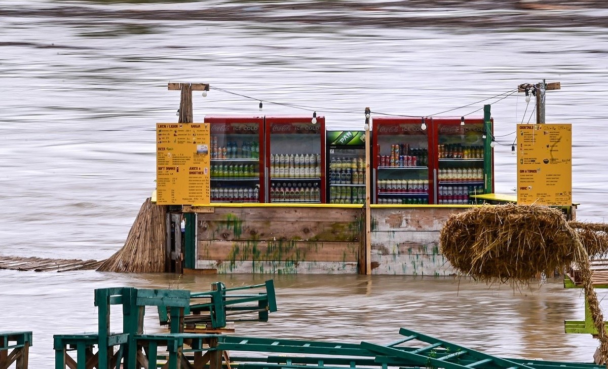 FOTO I VIDEO Izlila se Sava u Zagrebu. Potopljen cijeli festival, šank, pozornica...