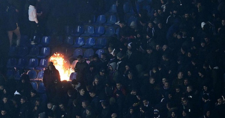 Torcida zapalila stolice na južnoj tribini