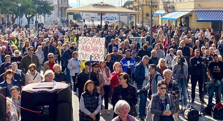 SDP i BUZ organizirali prosvjed. "Strani trgovački lanci stječu goleme ekstraprofite"