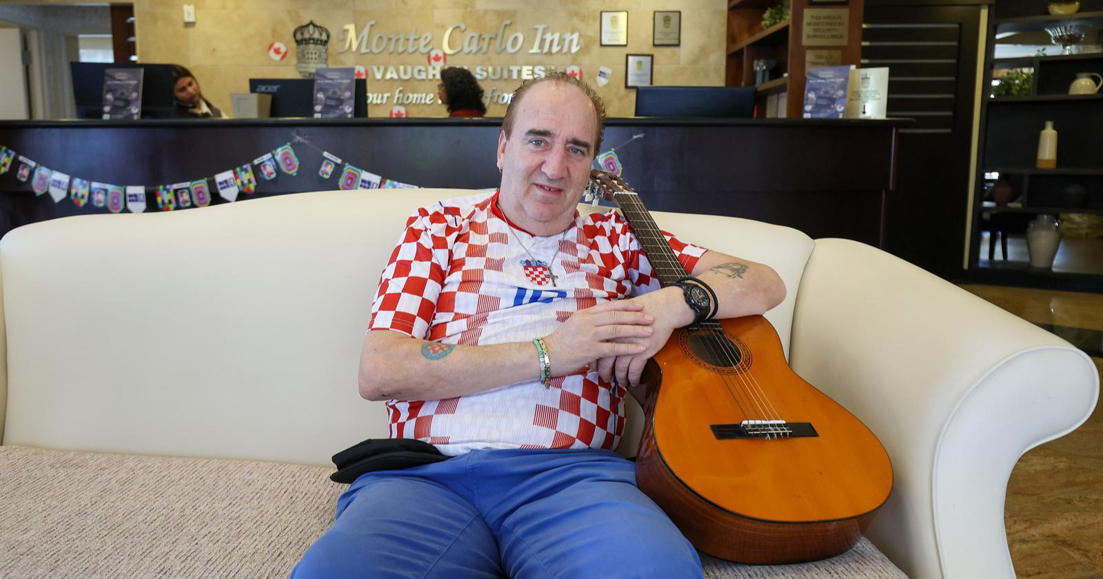 Mladen Grdović u Torontu pozirao u hrvatskom dresu, ponio je i gitaru