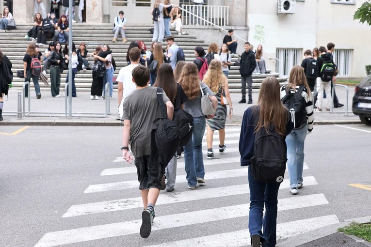 U ljetnom roku srednje škole upisalo 38.005 učenika. Ostalo oko 9400 mjesta