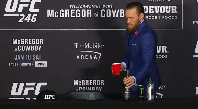 VIDEO McGregor na presicu došao s bocom viskija