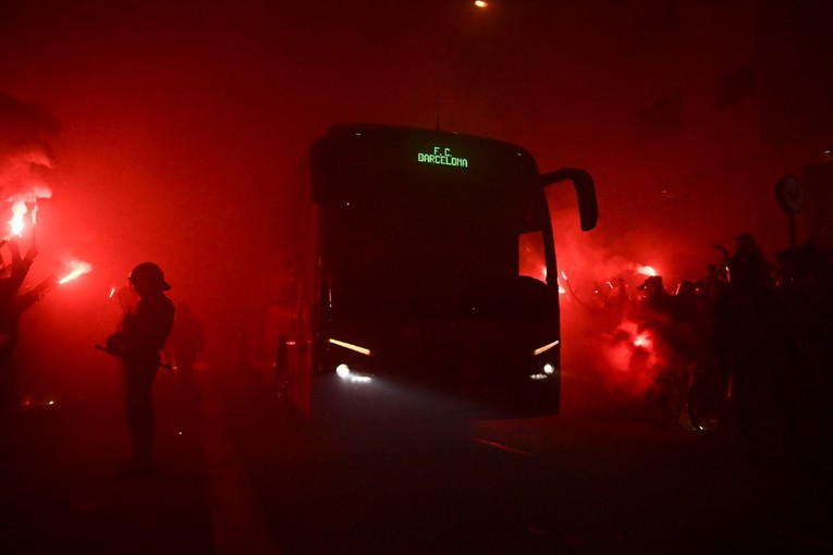 VIDEO Navijači Barcelone zamijenili Barcin bus za Realov i gađali ga kamenjem