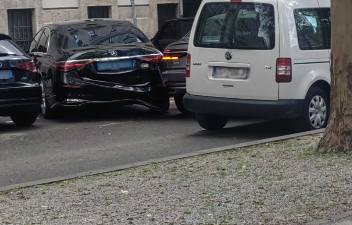FOTO Vozaču Audija pozlilo u centru Zagreba, udario u Mercedes diplomatskih tablica