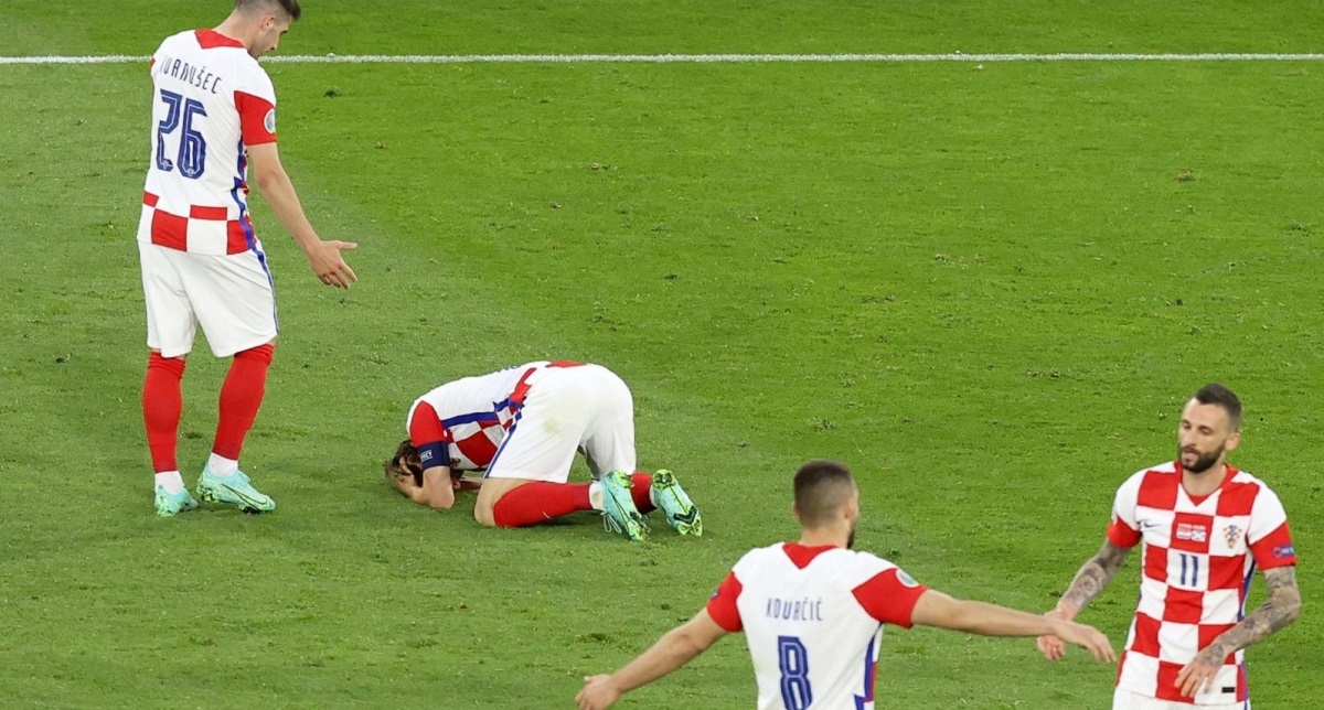 Hrvatska ludnica u Glasgowu. Pogledajte Dalića kako ljubi krunicu i Modrića na travi