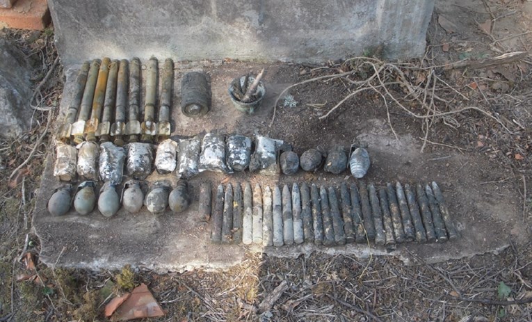 FOTO U bunaru kod Bjelovara našao hrpu mina i bombi, eksploziv, streljivo...