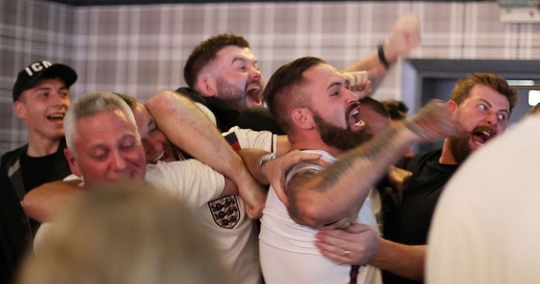 Engleski mediji: Britanski premijer zbog Eura mijenja epidemiološke mjere 