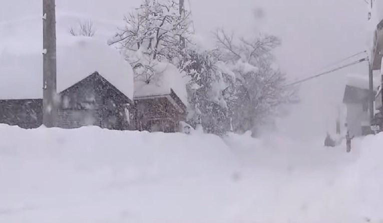 VIDEO Ogromna oluja u Japanu, palo dva metra snijega, sve je zatrpano, nema struje...