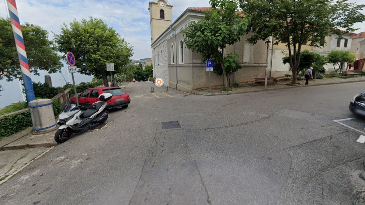 Maloljetnicima u Kraljevici prijetio smrću zbog petardi. Jednog je istukao