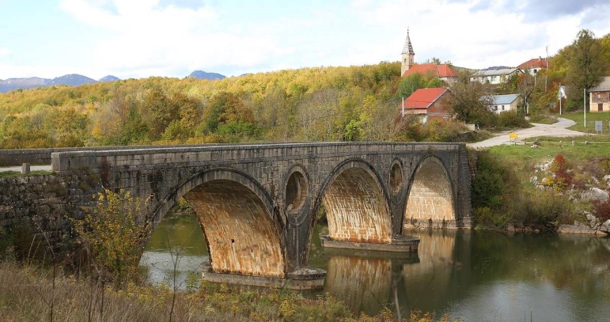 U Kosinju molili na preoranom groblju: "HEP želi potopiti naše mrtve"