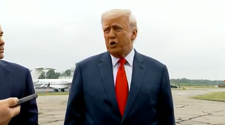 VIDEO Oglasio se Trump: They spit, we hit