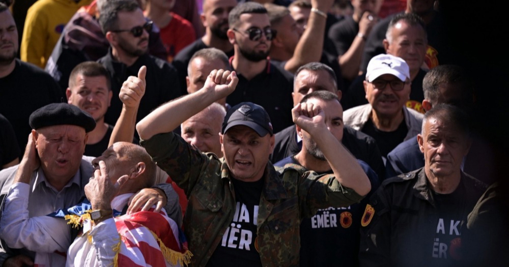 FOTO Tisuće u Prištini skandirale Thaçiju nakon presude, neki zaplakali