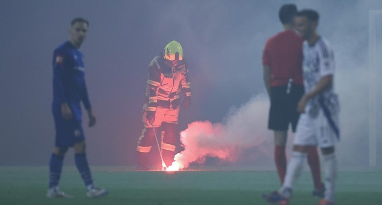 Torcida i navijači Benfice prekinuli su derbi. Neke baklje gorjele na centru