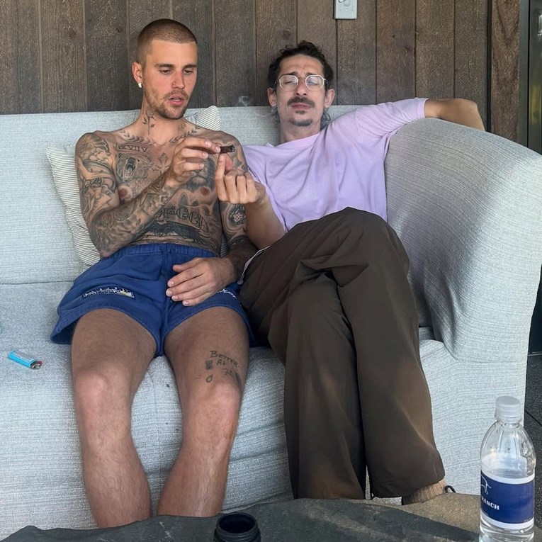 Justin Bieber objavio fotke sa sinom, fanovi ga napali zbog pušenja