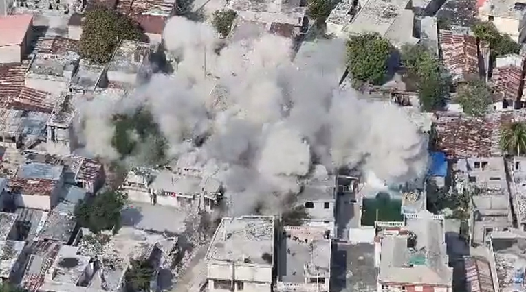 VIDEO Velika eksplozija na Haitiju. Policija digla u zrak kuće Jimmyja Cheriziera