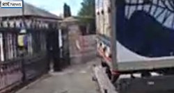 VIDEO Kamionom se zabio u ogradu ruskog veleposlanstva u Dublinu