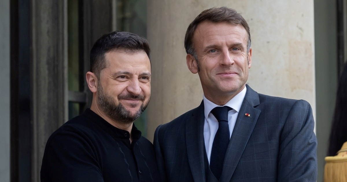 Macron: Zelenski ne može pristati na primirje dok rakete padaju na Kijev