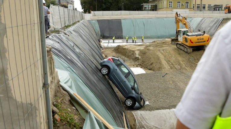 VIDEO Žena u Osijeku autom probila zaštitnu ogradu i upala u rupu na gradilištu