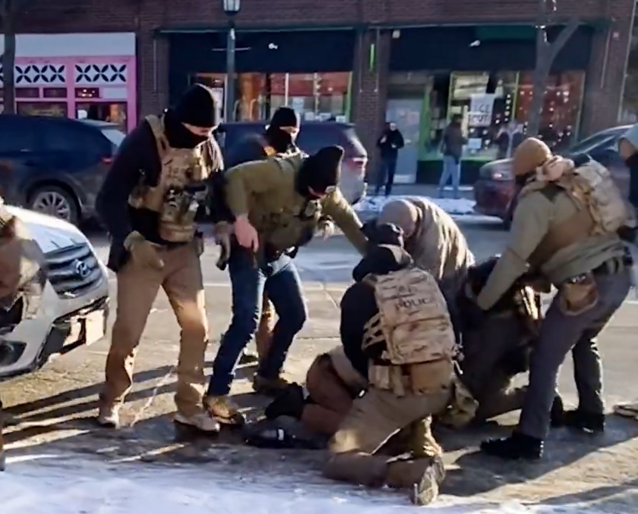 Agenti ICE-a koji su ubili Alexa Prettija  udaljeni s dužnosti