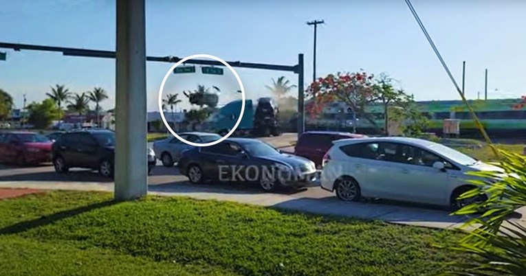 VIDEO Vlak pokosio šleper s luksuznim automobilima, Audi odletio u nebo