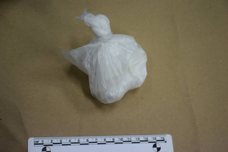 Policija u Zadru pronašla kokain, LSD i pištolj. Uhićen 45-godišnjak