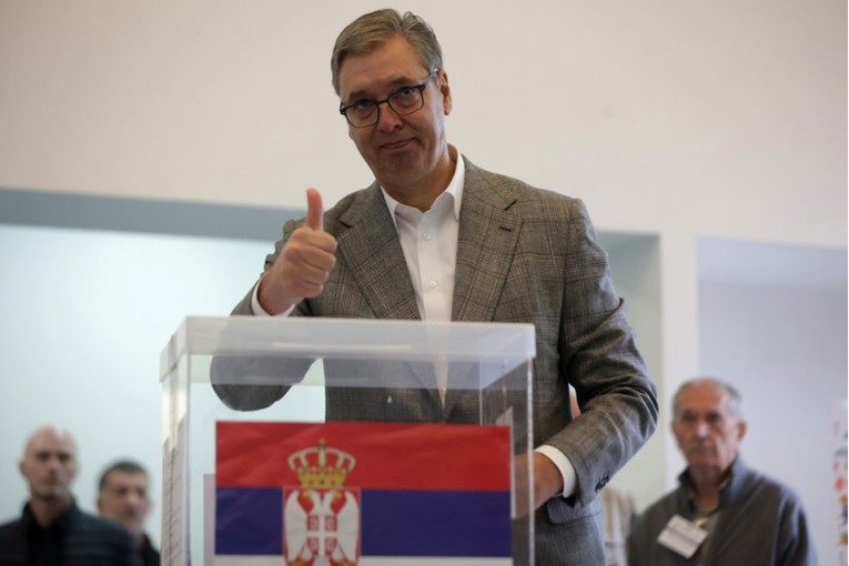VIDEO Vučić glasao nakon dva sata čekanja u redu