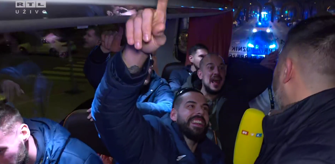 Dok su putovali na Trg, u busu rukometaša orili se Prijatelji i Iza devet sela