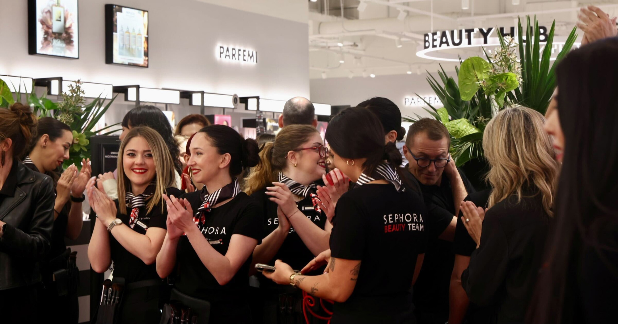 UŽIVO Otvorena prva Sephora u Hrvatskoj. Kupci ulaze nakon što su čekali od jutra