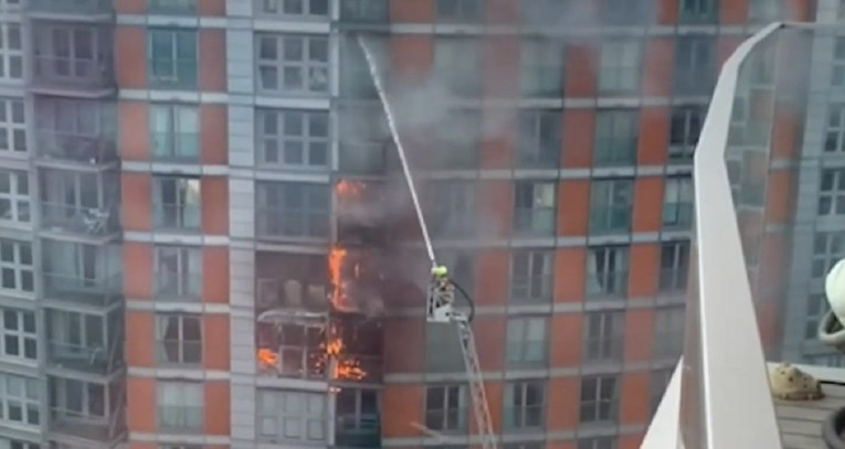 VIDEO Požar u neboderu od 19 katova u Londonu, gasi ga sto vatrogasaca