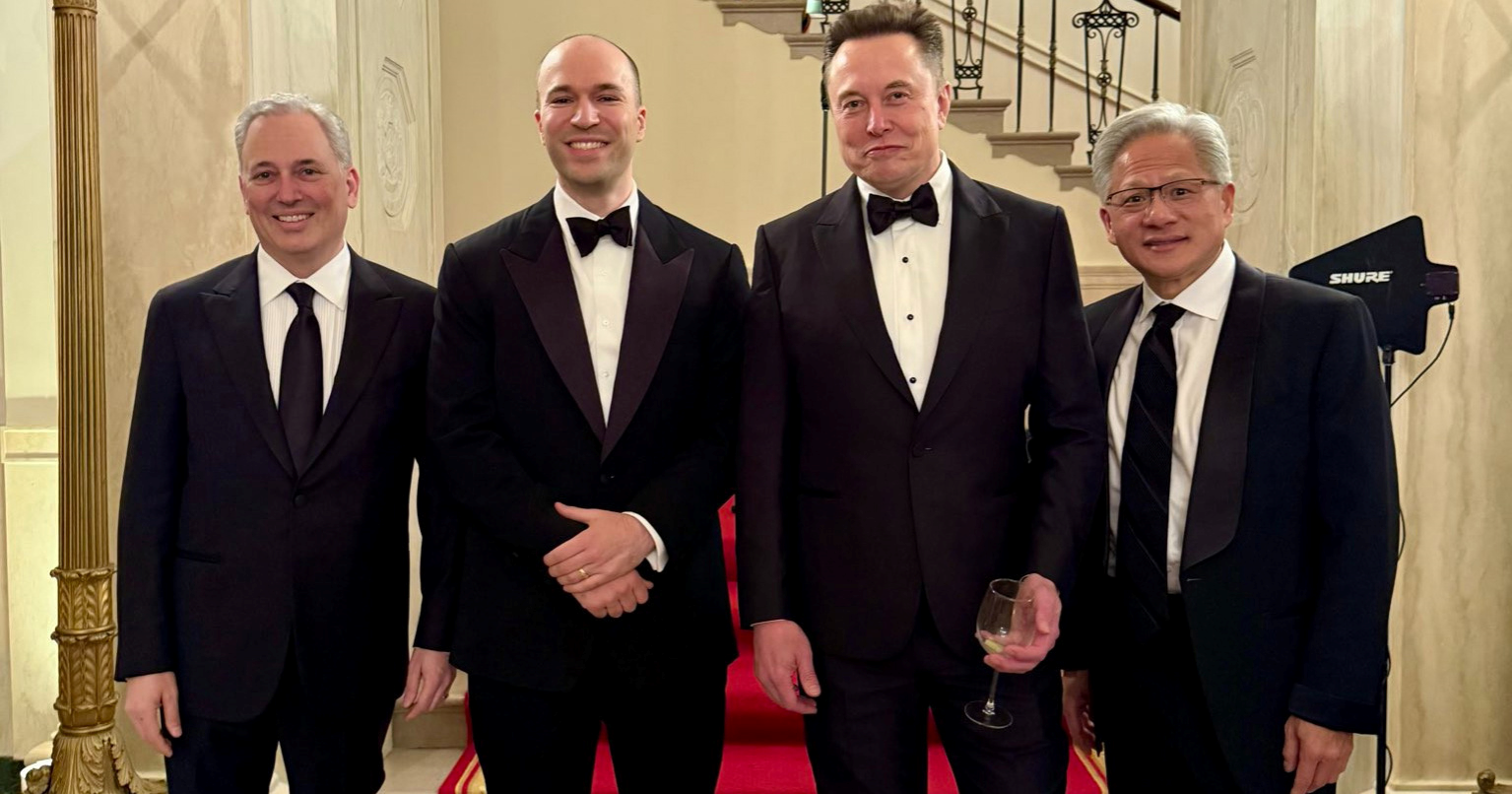 Elon Musk u gigantskim cipelama došao u Bijelu kuću. Fotka je viralna