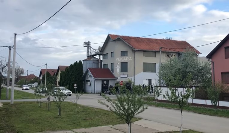 VIDEO U Borovu urlaju "Ubij Srbina", s njima je policija