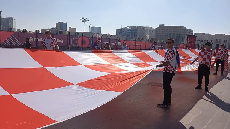 Hrvati napravili spektakl u Dohi, u centru razvili zastavu od 200 metara i 100 kg