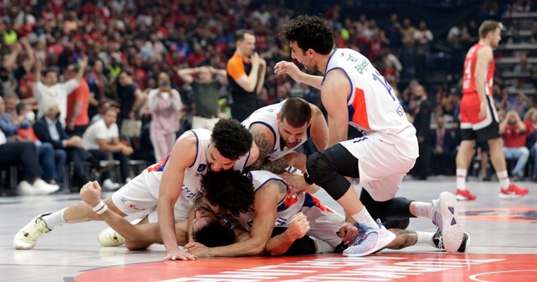 Srpski košarkaš tricom u zadnjoj sekundi odveo Anadolu Efes u finale Eurolige