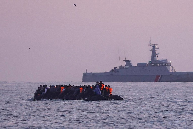 Gotovo 500 migranata stiglo čamcima u Britaniju u jednom danu 