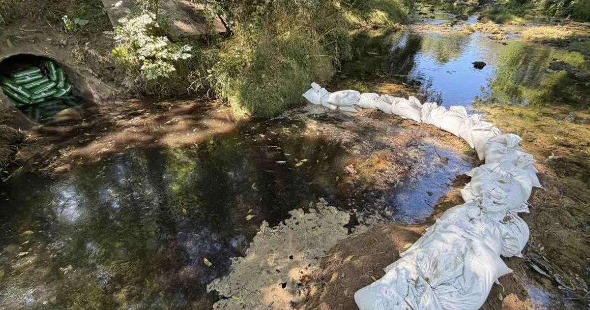 FOTO Voda od gašenja požara u Karlovcu završila u Mrežnici kroz ilegalni ispust