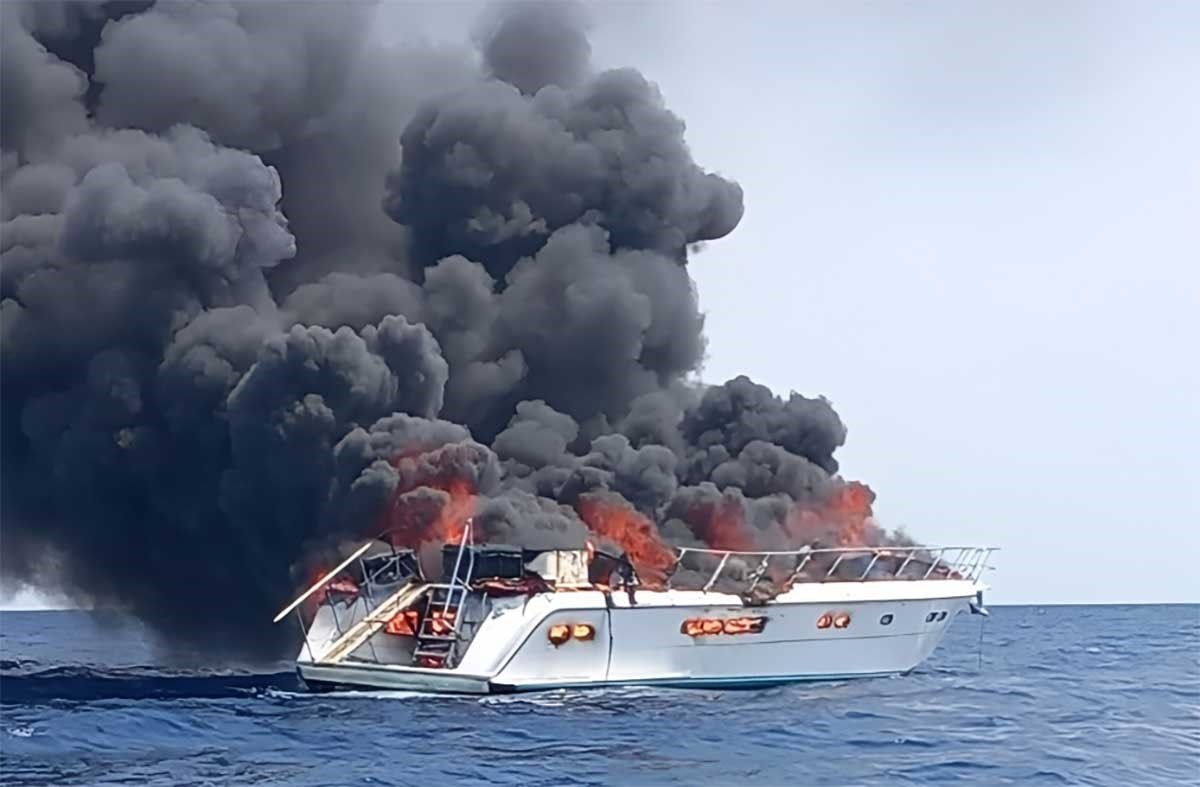 FOTO U Korčulanskom kanalu jučer izgorjela jahta. Četiri osobe spašene