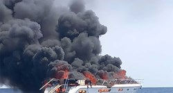 FOTO U Korčulanskom kanalu jučer izgorjela jahta. Četiri osobe spašene