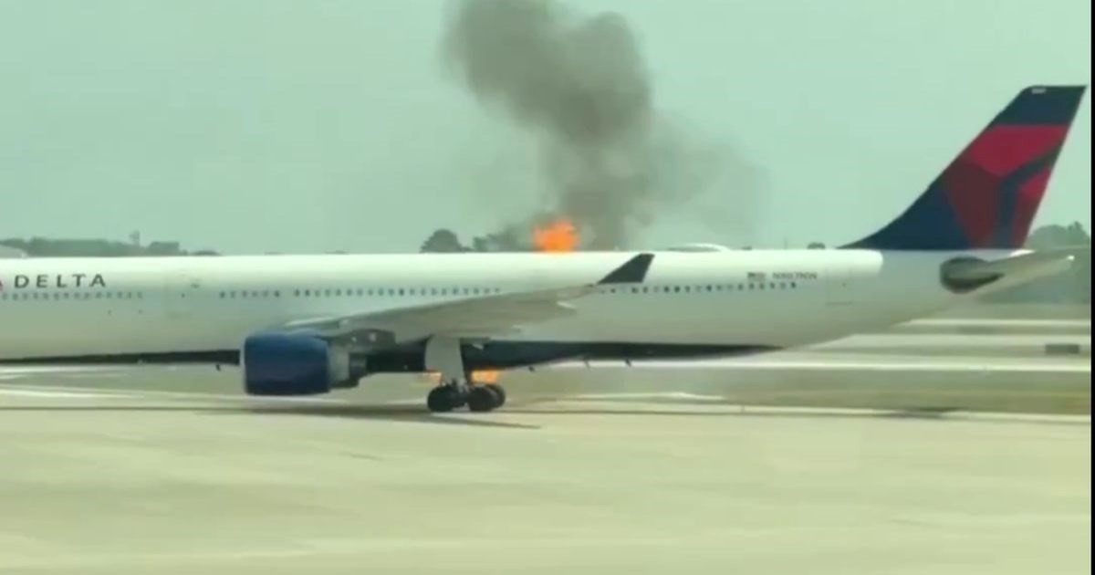VIDEO Skoro 300 putnika evakuirano iz aviona u SAD-u, na pisti se zapalio motor