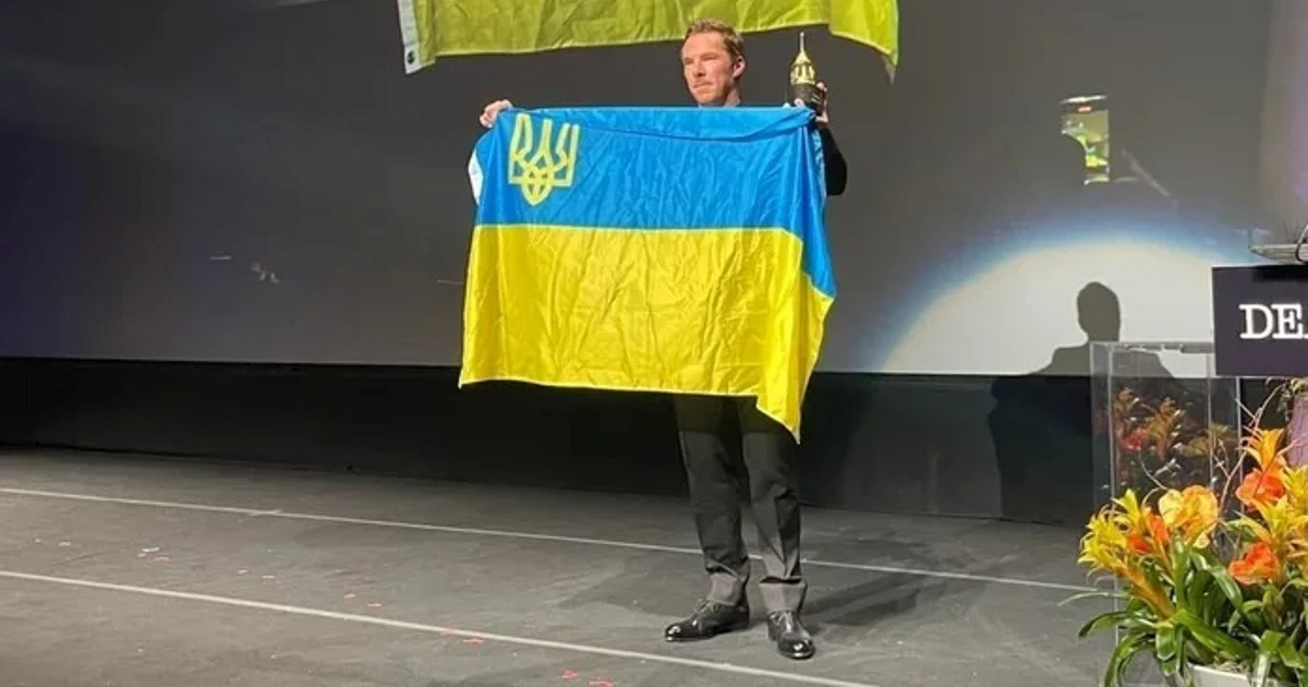 Slavni glumac nakon primljene nagrade na pozornici podigao ukrajinsku zastavu